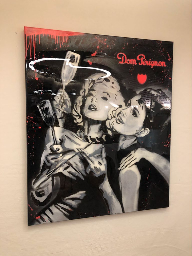 Marilyn & Coco Dom Pérignon mit Schwarzlicht