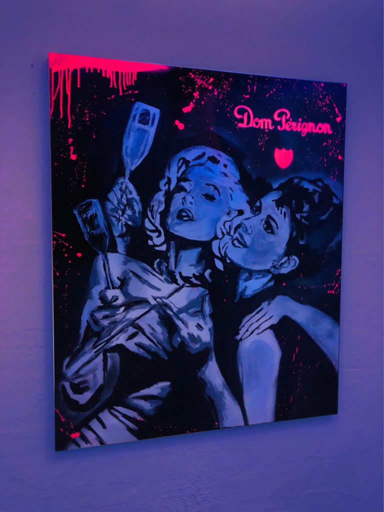 Marilyn & Coco Dom Pérignon mit Schwarzlicht beleuchtet